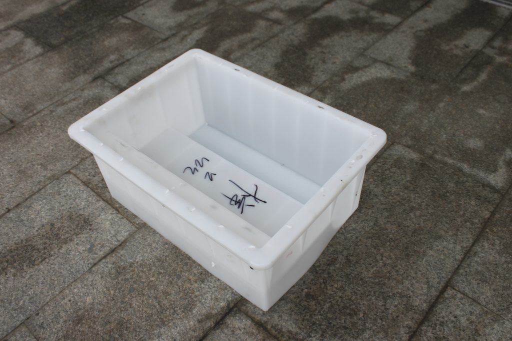 如何解決公路路沿石塑料模具在注塑過程開裂的問題？